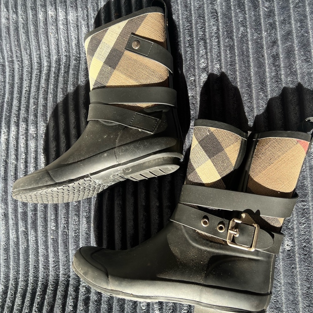 Burberry rain boots size 36